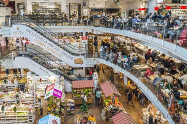 Eataly İtalyan Gastronomi için ilgili tüm ürünleri satan bir zincir süpermarkete benzer. Bu süpermarket Porta Garibaldi, Milan bulunur