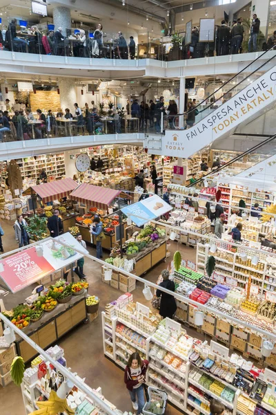 Eataly è un supermercato a catena che vende tutti i prodotti legati alla gastronomia italiana. Questo supermercato si trova a Porta Garibaldi, Milano — Foto Stock