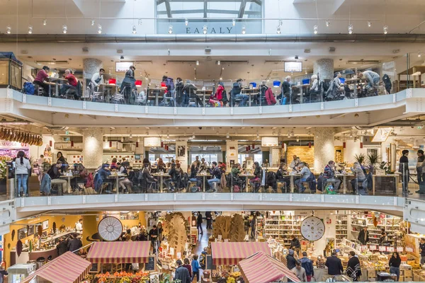 Eataly é um supermercado de cadeia que vende todos os produtos relacionados com a gastronomia italiana. Este supermercado está localizado em Porta Garibaldi, Milão — Fotografia de Stock