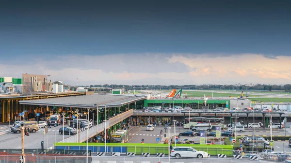 Entrada a Milán Linate, que sirve a destinos de corto y mediano alcance en Europa y es el centro de Alitalia — Foto de Stock