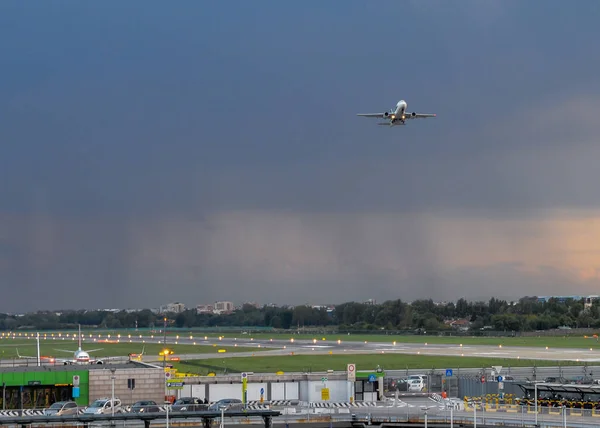 ミラノ リナーテ空港、ヨーロッパの短く、中距離の都市サービス、アリタリア航空のハブへの入り口 — ストック写真