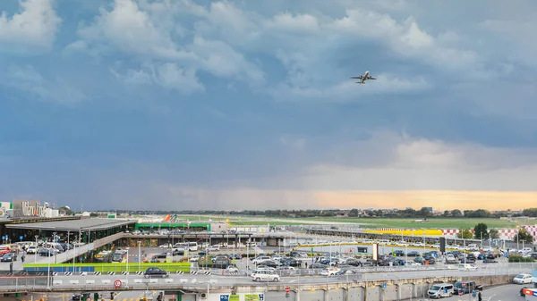 Vstup do Milán Linate, které služby krátkých a středně range destinací v Evropě a je centrem společnosti Alitalia — Stock fotografie