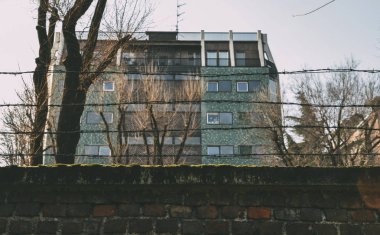 tuğla duvar ve dikenli tel
