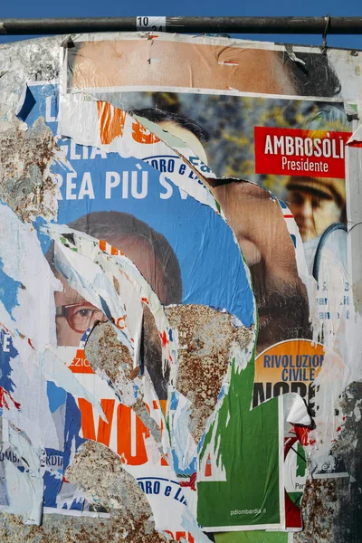 Aufgerissene Plakatwände vor der italienischen Parlamentswahl am 4. März 2018 — Stockfoto