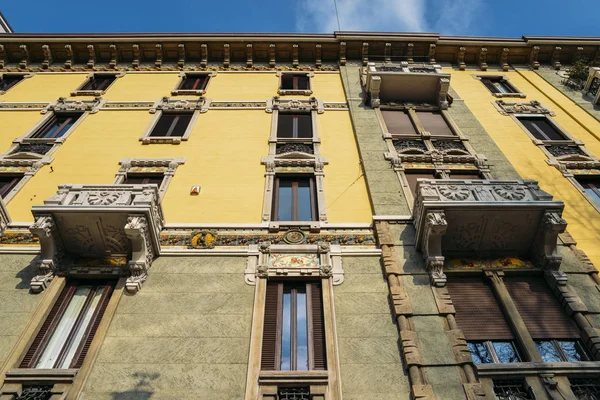 Art noveau, Architecture de style Liberty sur la façade du bâtiment à Milan, Italie — Photo