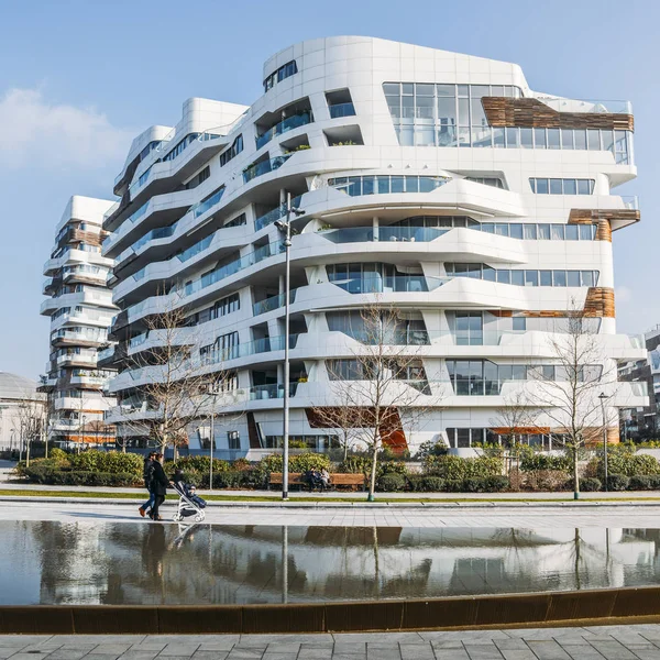 CityLife nuovo quartiere di Milano con edifici residenziali e aziendali moderni e lussuosi. Residenze Hadid Residenze — Foto Stock