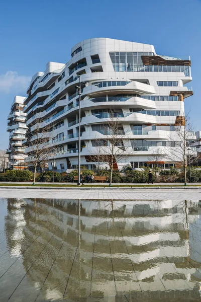 Новый район CityLife в Милане с современными и роскошными жилыми и корпоративными зданиями. Резиденции Хадид — стоковое фото