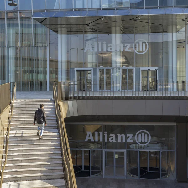 Entrance to the Allianz Tower, a 50-floor 209 metre tall skyscraper in Milan, Italy. In 2016, Il Dritto was nominated by Emporis as the 3rd best skyscraper in 2015 — Stock Photo, Image