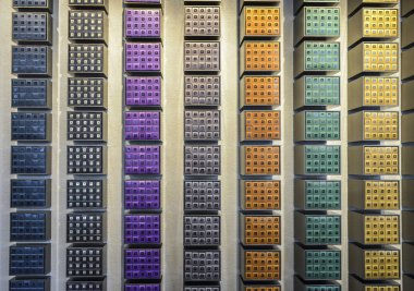 Nespresso kahve kapsül çeşitli tatlar ekranda duvar Nespresso Shop, Milano, İtalya