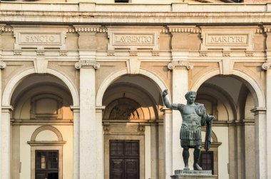Colonne di San Lorenzo veya sütunları San Lorenzo Merkezi Milano, bölge Lombardy Kuzey İtalya'nın San Lorenzo Bazilikası'nın önünde yer alan Antik Roma kalıntıları grubudur