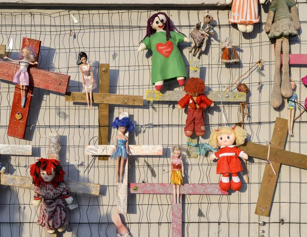 Wall of Dolls protesta en el distrito de Navigli protestando contra la violencia física y sexual femenina, en todo el mundo — Foto de Stock