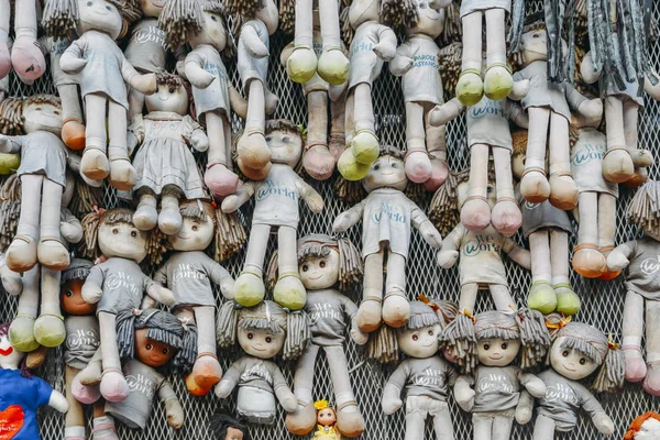 인형 항의 나빌리 지구 전 세계에 걸쳐 여성의 신체적, 성적 폭력에 대 한 항의의 벽 — 스톡 사진