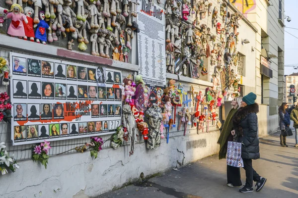 Duvar bebek protesto Navigli bölgesinde dünya çapında kadın fiziksel ve cinsel şiddete karşı protesto