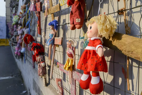在世界各地抗议女性身体和性暴力的纳维格利地区的娃娃墙抗议 — 图库照片