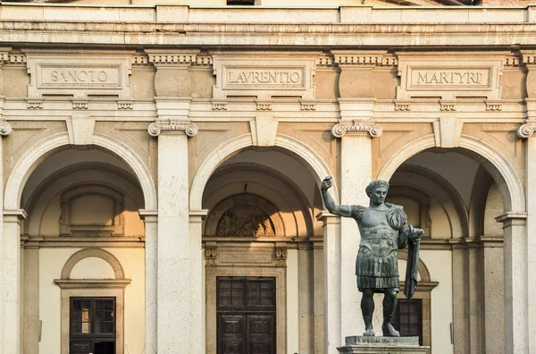 Colonne di San Lorenzo vagy a San Lorenzo-oszlop egy olyan csoport, az ókori római romok, előtt a San Lorenzo-bazilikától Milánó Észak-Olaszország Lombardia régióban található — Stock Fotó