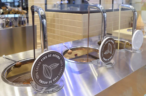 Chocolate dripping from fountain at Fino de Amora gelateria in Citylife, Milan, Italy — Stock Photo, Image