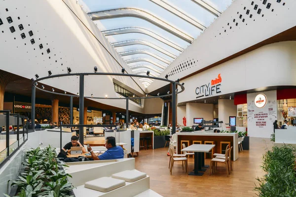 Citylife är ett nytt modernt shoppingcenter i Milano invigdes Dec 2017 - foodcourt — Stockfoto