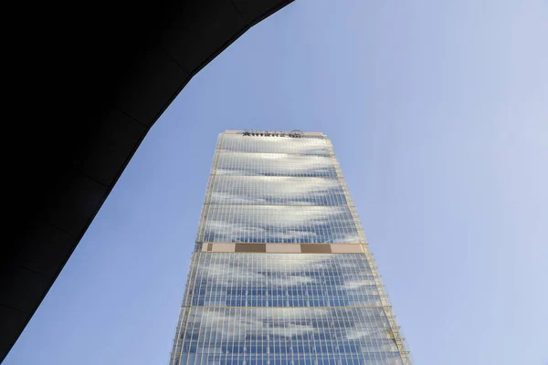 Emporis tarafından 3 en iyi gökdelen 2015 yılında aday 50 katlı 209 metre boyunda gökdelen, Allianz kuleye giriş — Stok fotoğraf