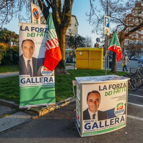 Campagne op straat van Milaan, worden Italië voor Giulio Gallera van Berlusconi Forza Italia partij vóór 2018 Italiaanse parlementsverkiezingen te wijten is aan gehouden op 4 maart 2018 — Stockfoto