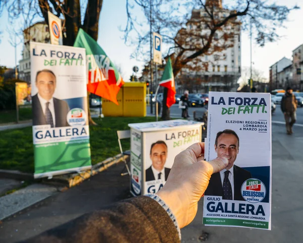Campagne op straat van Milaan, worden Italië voor Giulio Gallera van Berlusconi Forza Italia partij vóór 2018 Italiaanse parlementsverkiezingen te wijten is aan gehouden op 4 maart 2018 — Stockfoto