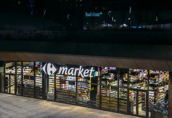 A kiskereskedelmi óriás, Carrefour supermaket, zárt éjjel Milánó Citylife negyedében, Lombardia, Olaszország — Stock Fotó