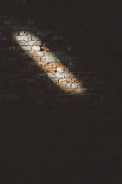 Parede de tijolo de barro com luz raia - padrão de parede — Fotografia de Stock