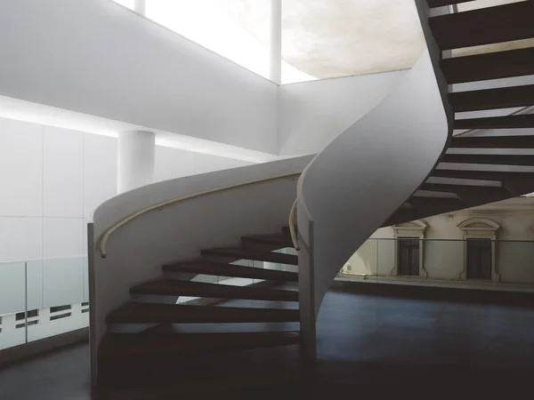 Спиральная лестница с ярким солнечным светом — стоковое фото