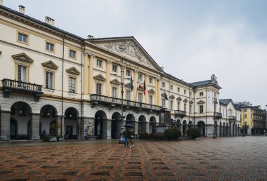 Hotel de Ville ile Piazza Emile Chanoux Kuzeybatı İtalya Roma şehir Aosta asıl meydanım