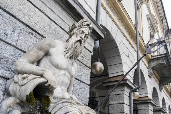 Heykel Kral Neptün, Tanrı'nın tatlı su ve deniz Roma din - Piazza Emile Chanoux, Aosta, İtalya — Stok fotoğraf