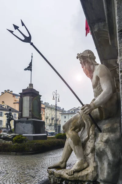 Pomnik króla Neptuna, Bóg słodkiej i morze w rzymskiej religii - Piazza Emile Chanoux, Aosta, Włochy — Zdjęcie stockowe
