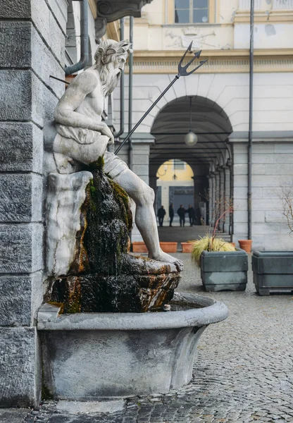 Heykel Kral Neptün, Tanrı'nın tatlı su ve deniz Roma din - Piazza Emile Chanoux, Aosta, İtalya — Stok fotoğraf