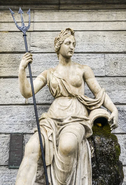 Posąg królowej Amphitrite. Queen of Atlantis i żona króla Neptuna, King of Atlantis - zrobione w Piazza Emile Chanoux, Aosta, Włochy — Zdjęcie stockowe