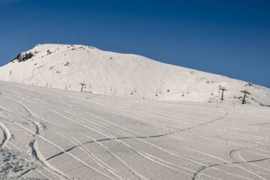 Beyaz kar snowboard izleme ve telesiyej gölge sarma