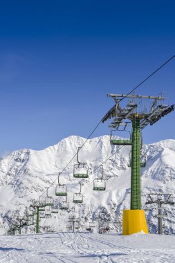 İtalyan Kayak alanı Alpleri'nde telesiyej, kar kaplı
