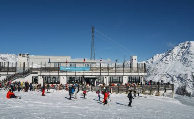 Kayakçı ve snowboard düşkünleri ile vites La Thuile ski Resort Valle d'Aosta, İtalya