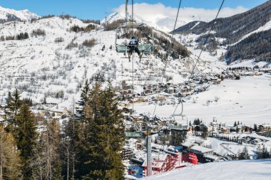 Kış - kış sporları konsept telesiyej İtalyan Kayak bölgesinde karla kaplı Alpler ve çam ağaçları