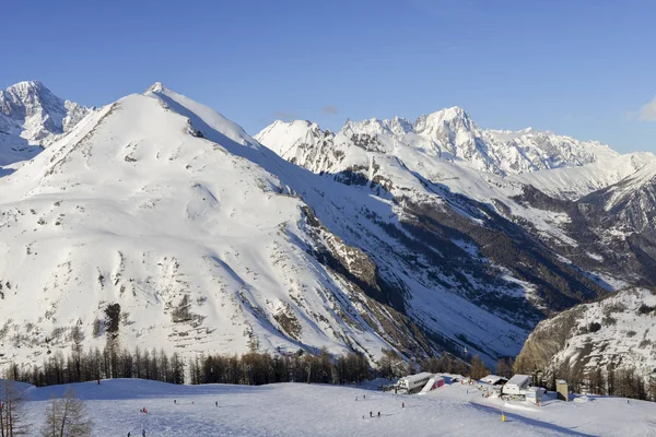 Atemberaubender Blick auf hohe Berggipfel im italienischen Alpenbogen, an einem strahlend sonnigen Tag und viel Schnee — Stockfoto