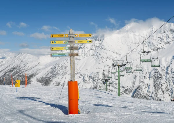 La Thuile, La Rosiere Fransız tesisi için de dahil olmak üzere farklı pistes doğru işaret Kayak merkezinde tabelasını — Stok fotoğraf