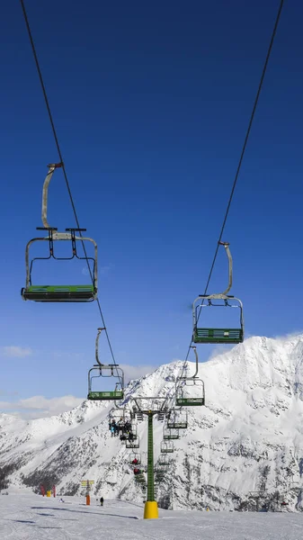 Telesiyej İtalyan Kayak bölgesinde kar üzerinde Alps Kış - kış sporları konsept kaplı. — Stok fotoğraf