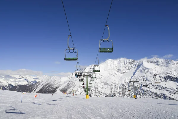 Telesiyej İtalyan Kayak bölgesinde kar üzerinde Alps Kış - kış sporları konsept kaplı. — Stok fotoğraf