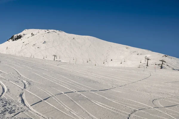 Beyaz kar snowboard izleme ve telesiyej gölge sarma