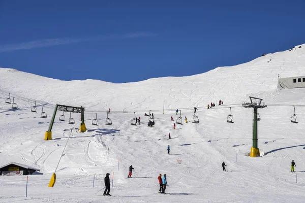 Alpler ve kayakçılar ve snowboard düşkünleri Bakırlı - kış sporları kavramı üzerinde telesiyej İtalyan Kayak bölgesinde üstünde kar kaplı — Stok fotoğraf
