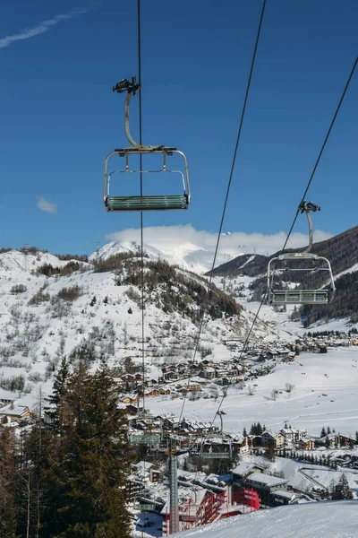 Kış, kış sporları konsept telesiyej İtalyan Kayak bölgesinde karla kaplı Alpler ve çam ağaçları — Stok fotoğraf