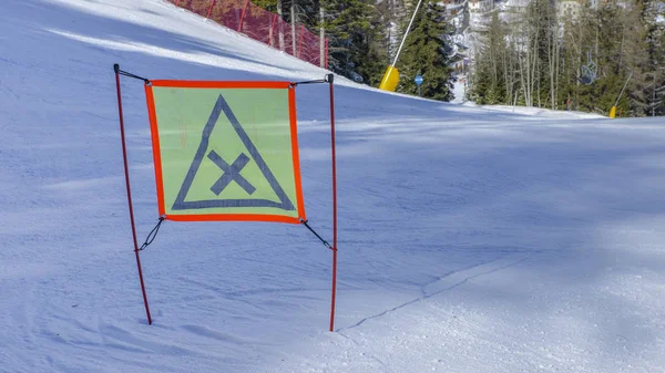 Panneau avec avertissement sur la piste de ski — Photo