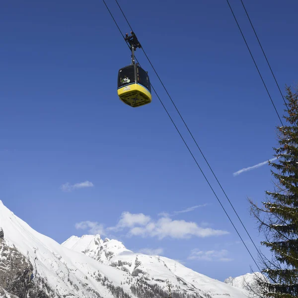 La Thuile kopya alanı ile-kışın kayak merkezi Asansör gondol — Stok fotoğraf
