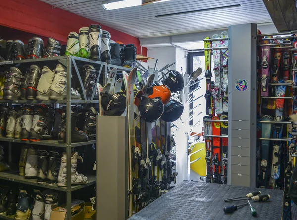 Ski and snowboard rental shop workshop with equipment ready for rental — Stock Photo, Image