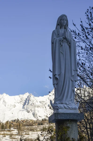 Panoramiczny widok zima Alpy góry z Valle d'Aosta i posąg Najświętszej Maryi Panny — Zdjęcie stockowe