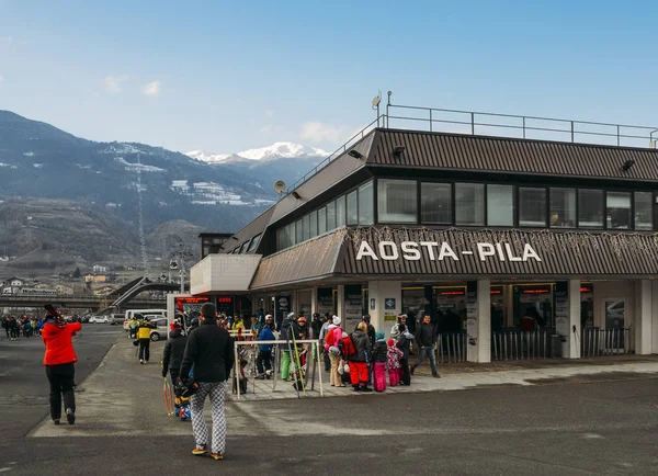 Bergfuß im Ferienort Pila im Aostatal, Italien, um die Gondel zu den Skipisten zu erwischen — Stockfoto