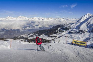 Bir kayakçı Bakırlı panoramik manzaralı geniş ve bakımlı Kayak Bakırlı yokuş kot pantolon. İsviçre ve onun ikonik Matterhorn View doğru kuzeye olduğunu