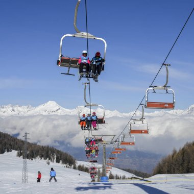 Aosta Kuzey İtalyan şehir ve çevresindeki Valle d'Aosta Pila Kayak Merkezi - chairlifts ve Kayak pistlerinin üzerinden havadan görünümü